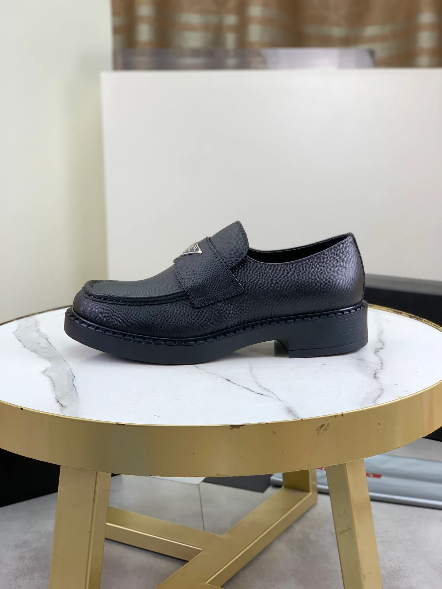 Factory price P800 💰Original quality, top version🔱 ＰＲＡＤＡPrada. Men's business casual leather shoes, top quality cow leather. 1:1 shipment ⬆️Luxurious and noble, all made of imported original first-layer fine suede cowhide, just to create a more comfortable wearing experience. Upper: original comfortable open-edge bead-rubbed calfskin ➕Top imported water-dyed full cow lining, original high-end lightweight and comfortable TPU combination bottom ✔️Code number: 39-44 (38 45 Can be customized)